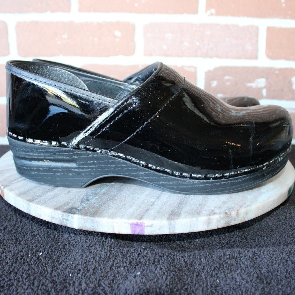 Dansko Womens XP 2.0 Shoes Size 9.5 (40 EU) Patent Leather Comfort Clogs Black.